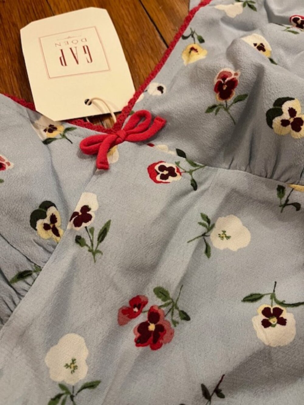 Gap x DÔEN Floral Cropped Cami Tank | Blue Pansy Print Red Trim | Size M | NWT - Picture 3 of 7